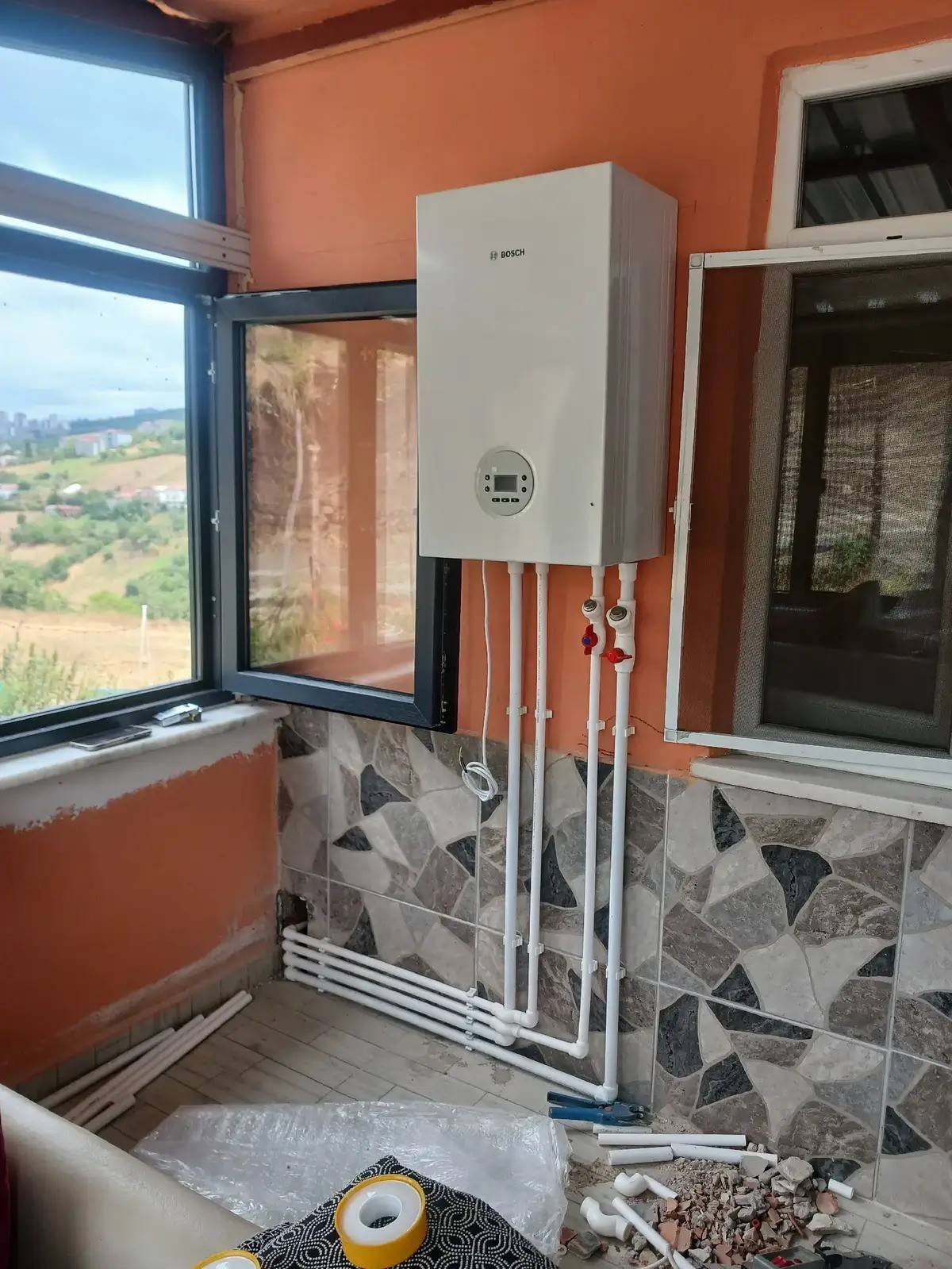Balkona yeni takılmış Bosch kombi