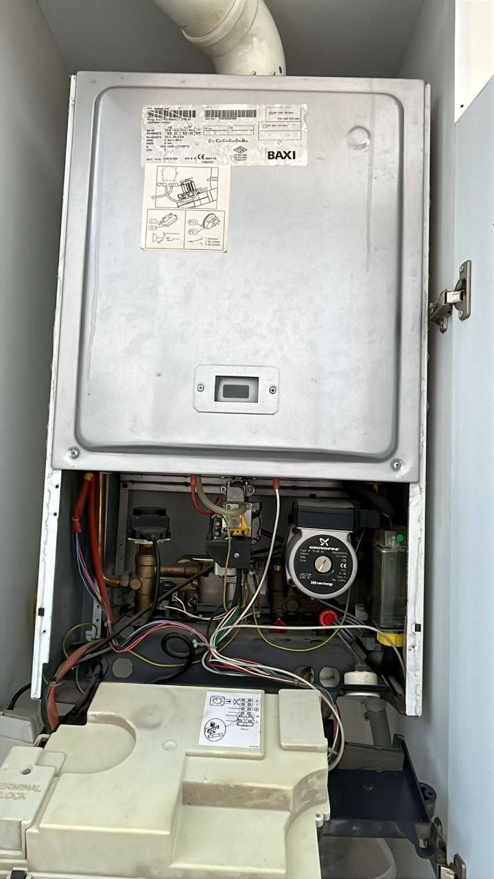 Ön kapağı alınmış Baxi kombi ve pompası