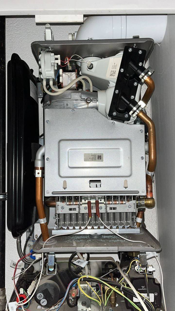 Kapağı açılmış Viessmann kombinin eşanjörü ve brülörü