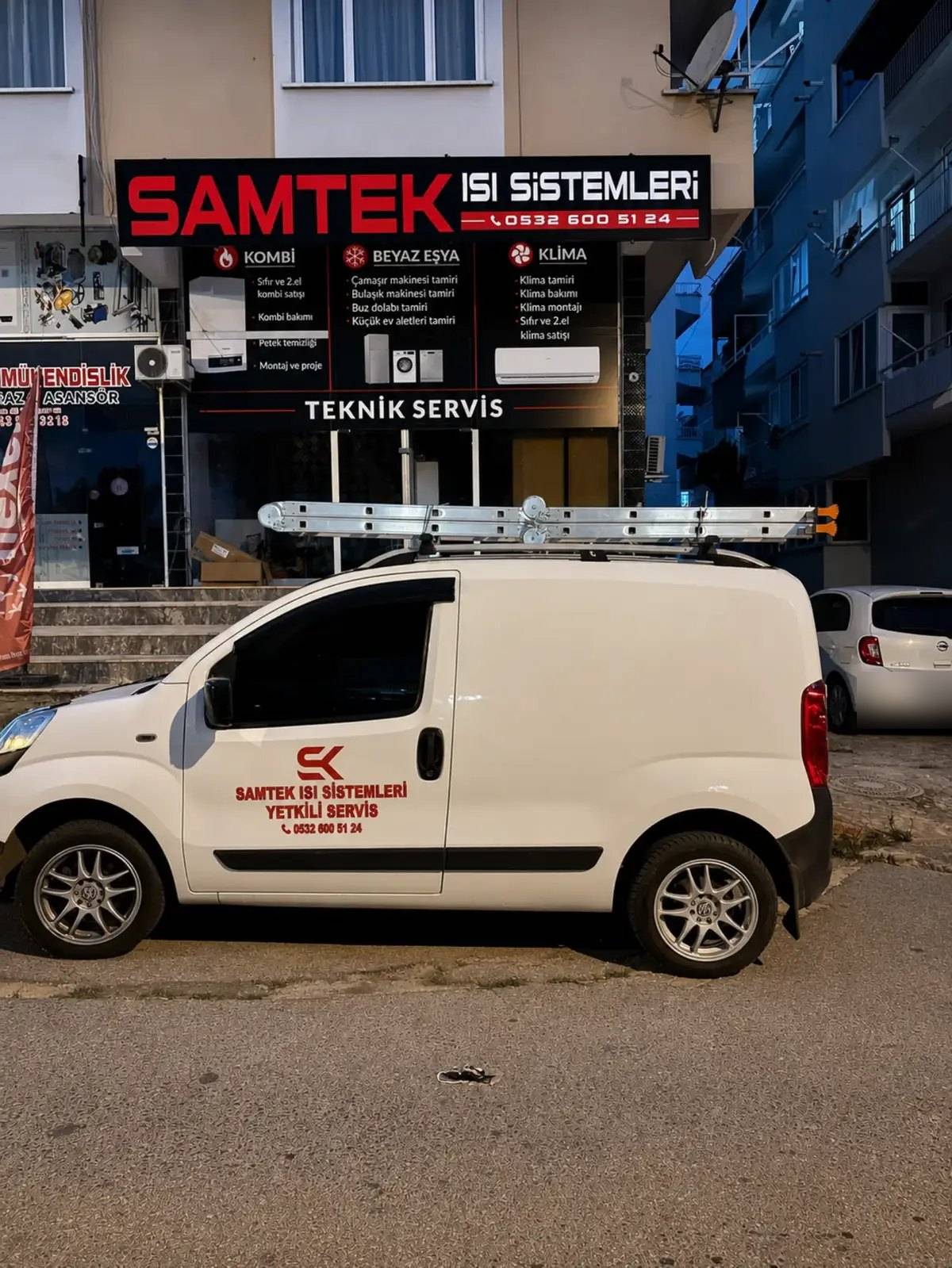 SAMTEK Isı Sistemleri dükkânının önünde duran, üzerinde merdiven taşıyan servis aracı, Atakum, Samsun