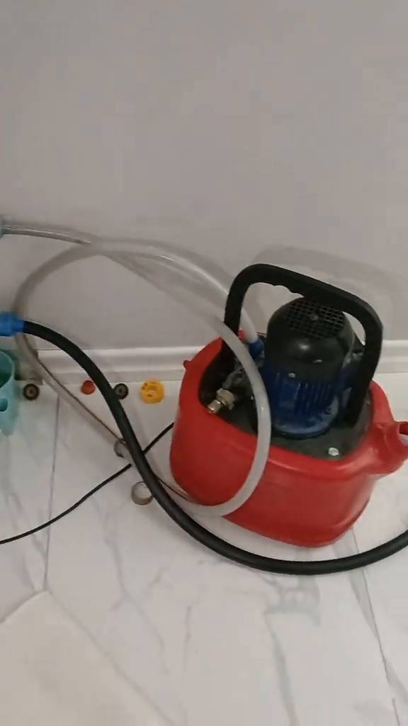 Hortumları bağlı tesisat temizleme makinesi